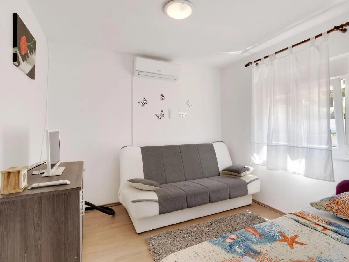 Snug Holiday Home In Jasenice Rovanjska Near Sea
