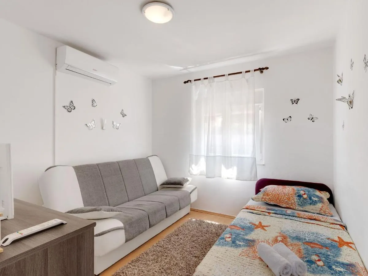 Snug Holiday Home In Jasenice Rovanjska Near Sea