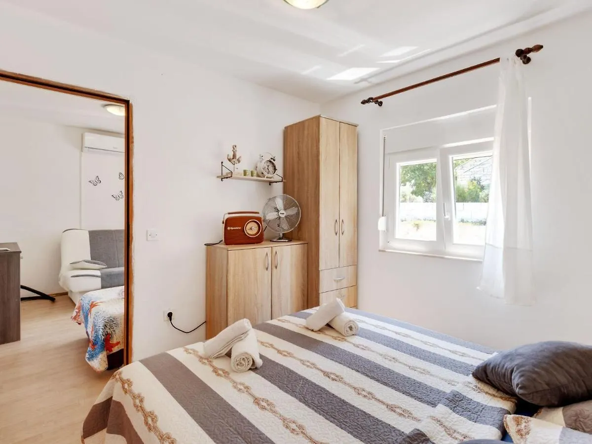 Snug Holiday Home In Jasenice Rovanjska Near Sea