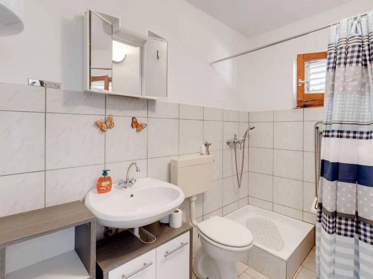 Snug Holiday Home In Jasenice Rovanjska Near Sea